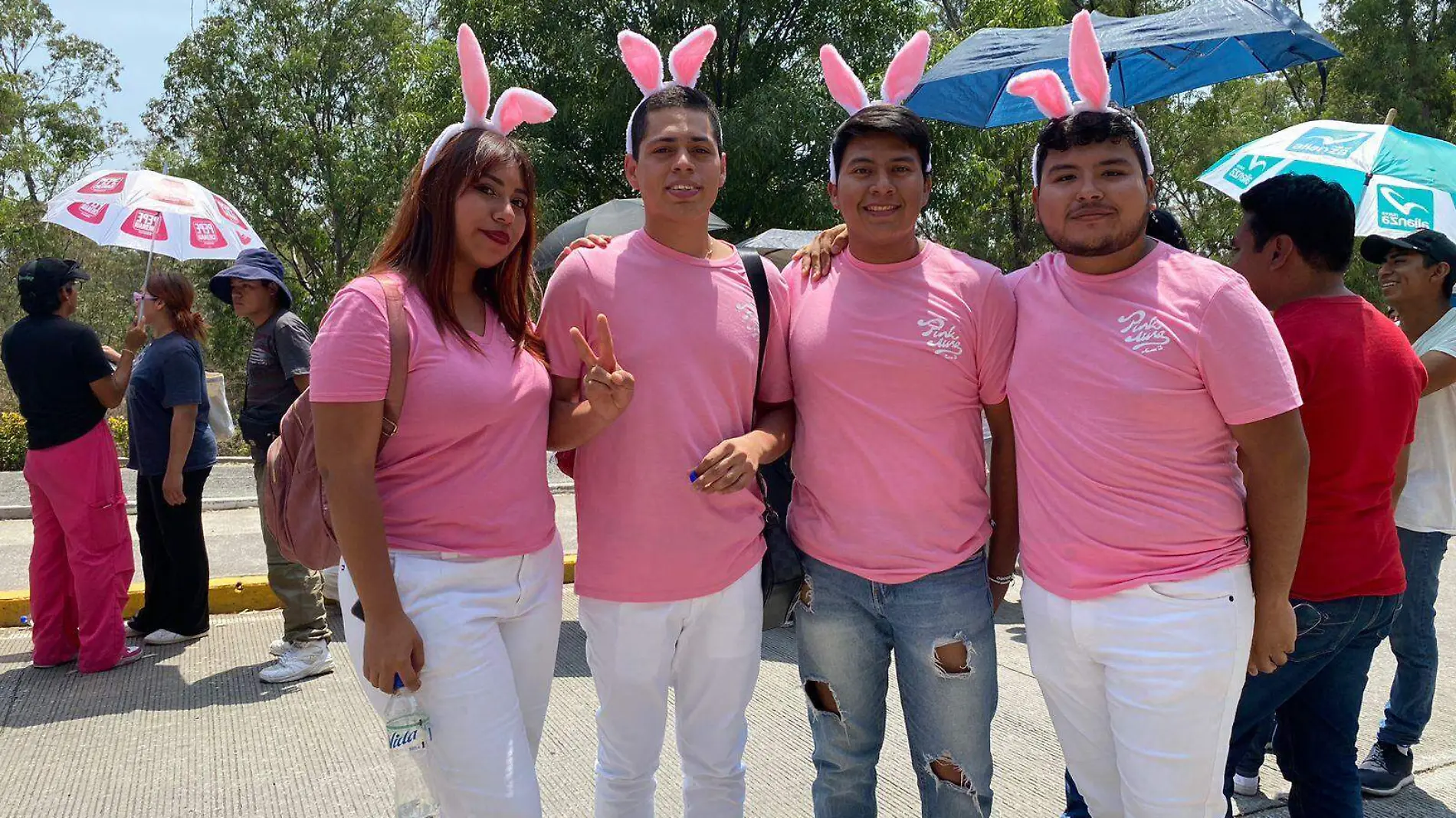 Fans de Kenia Os madrugan por concierto en la Feria de Puebla 2024